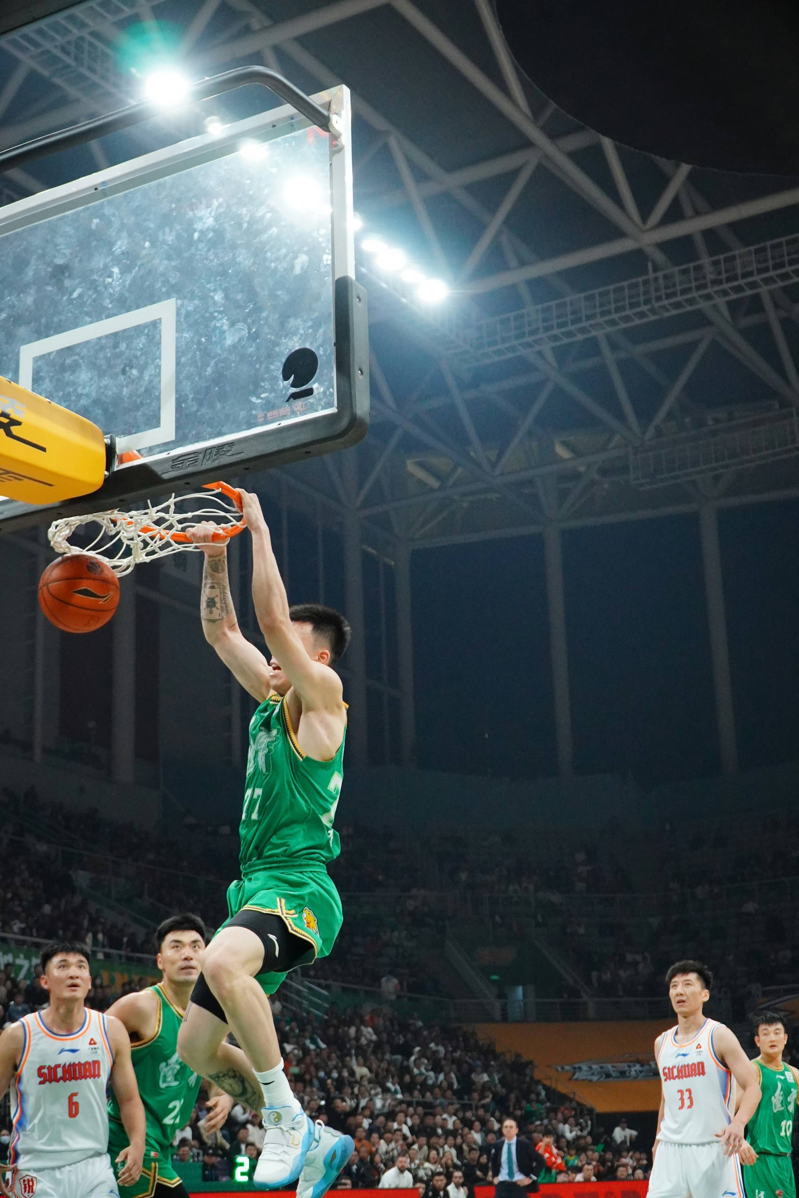 技惊四座,球员飞身扣篮让观众惊呼连连! 技惊四座,球员飞身扣篮让观众惊呼连连!