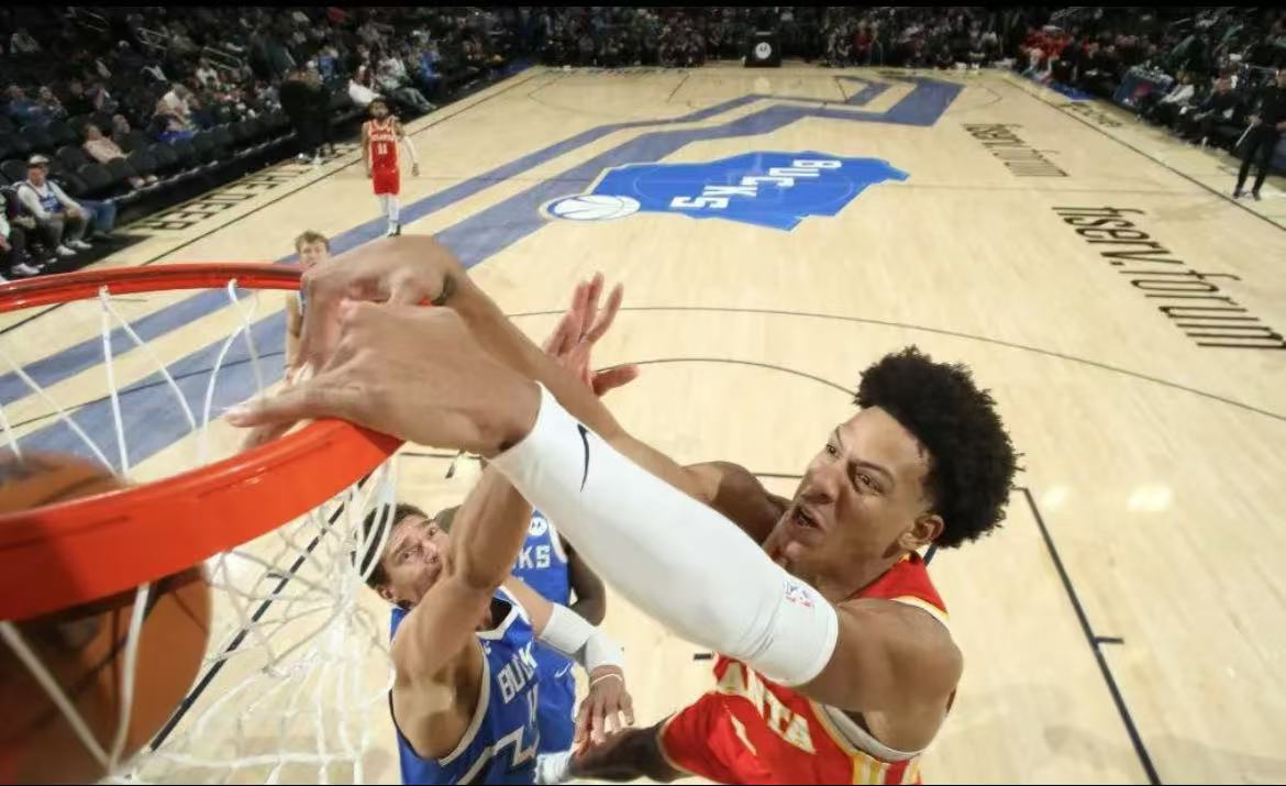 老鹰内线优势明显,击败塞尔提克 老鹰内线优势明显,击败塞尔提克