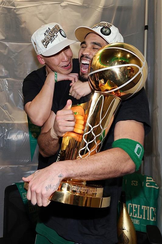 比赛中球员精彩表现引发球迷狂热追捧