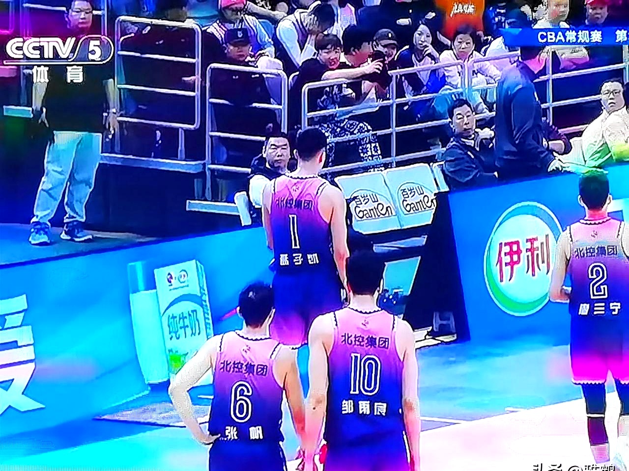 教练组织战术演习,提高球队整体实力 教练组织战术演习,提高球队整体实力