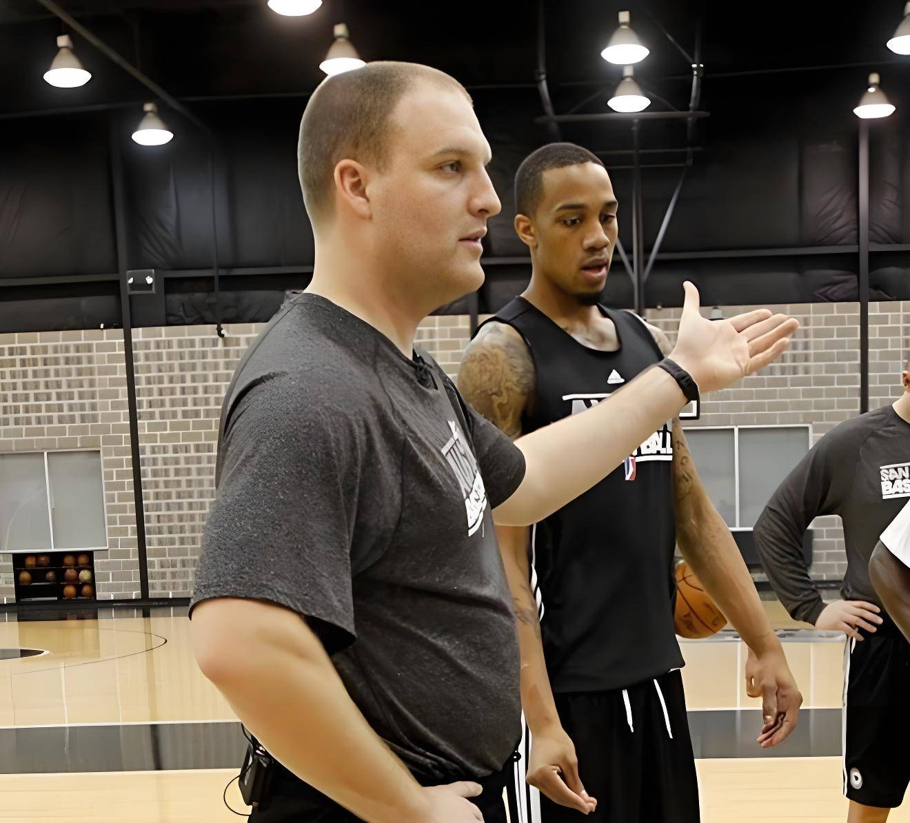 教练组织战术演习,提高球队整体实力 教练组织战术演习,提高球队整体实力