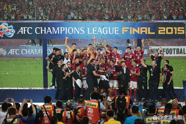 国内足球赛场上热火朝天,球迷高潮迭起 国内足球赛场上热火朝天,球迷高潮迭起