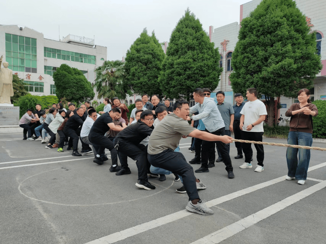 各队团结一心,角逐胜负 各队团结一心,角逐胜负