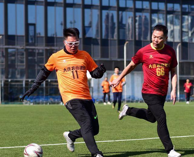 一支足球队在大赛中表现出色 一支足球队在大赛中表现出色