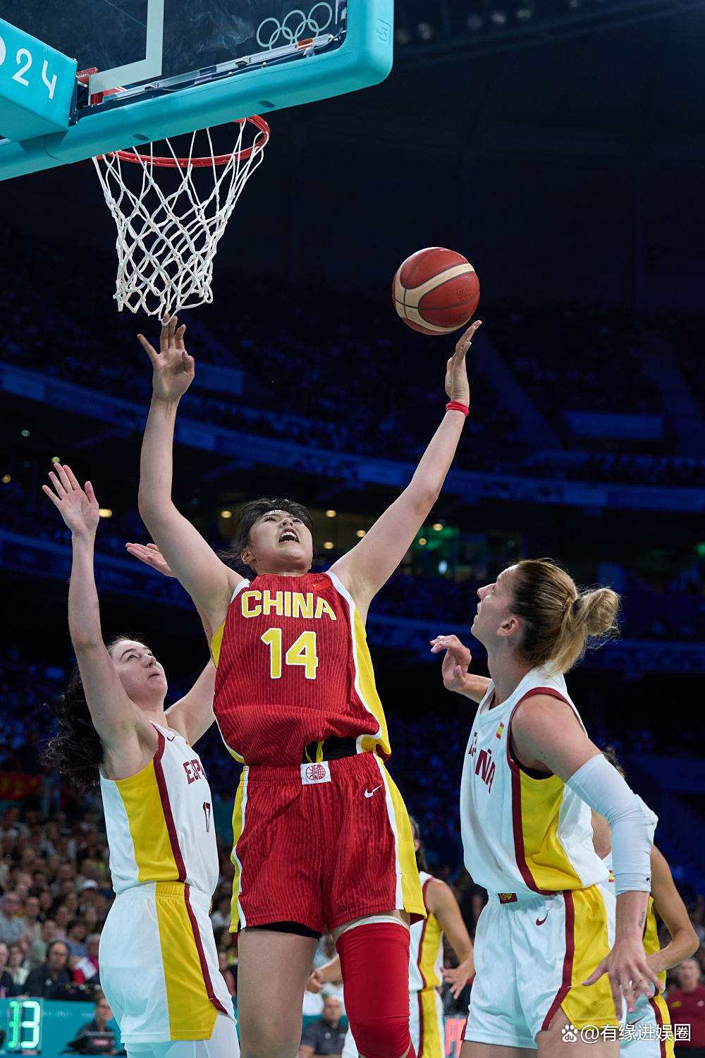 女篮比赛中惊现逆转,球场上演惊心动魄战斗 女篮比赛中惊现逆转,球场上演惊心动魄战斗