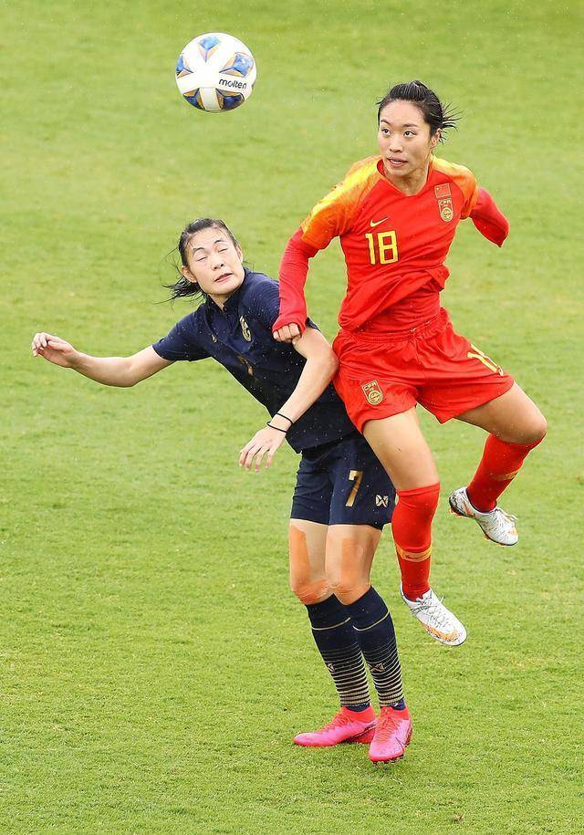 巴基斯坦女足后卫坚守防线,保住比分领先 巴基斯坦女足后卫坚守防线,保住比分领先