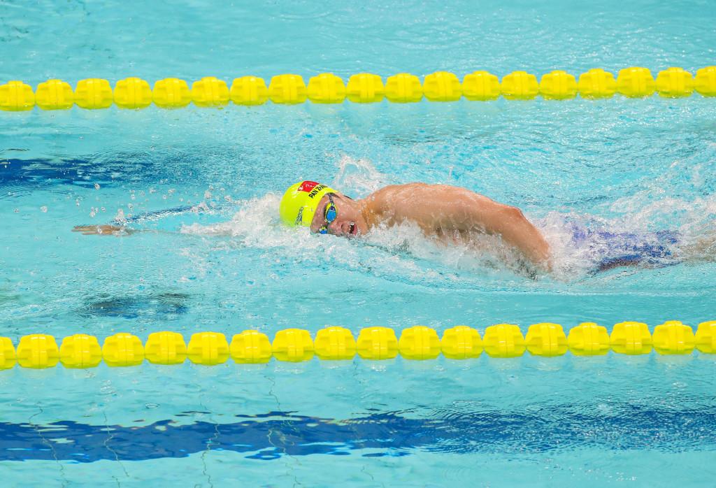 游泳项目中选手激烈角逐争夺前排的简单介绍 游泳项目中选手激烈角逐争夺前排的简单介绍