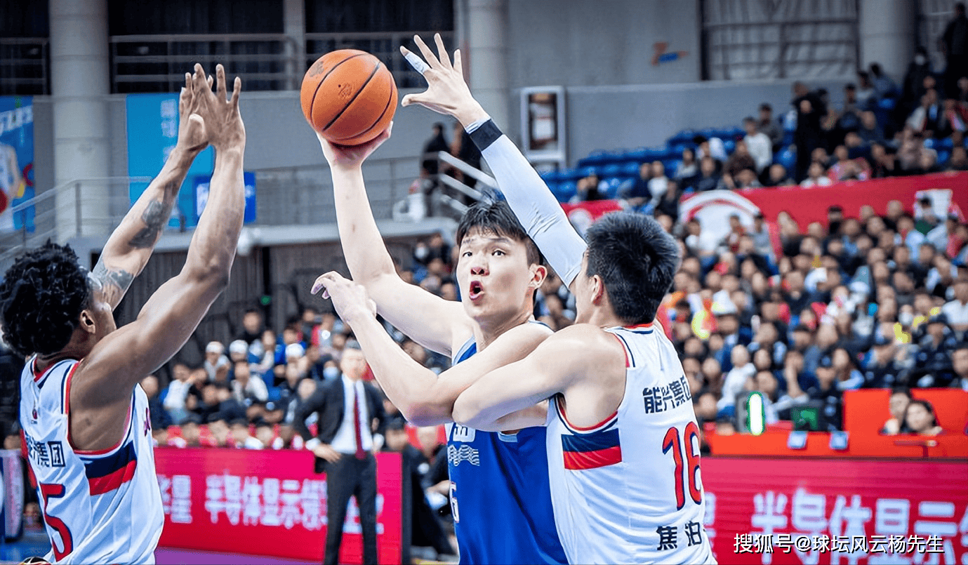 海南男篮在主场击败广州队，豪取胜利