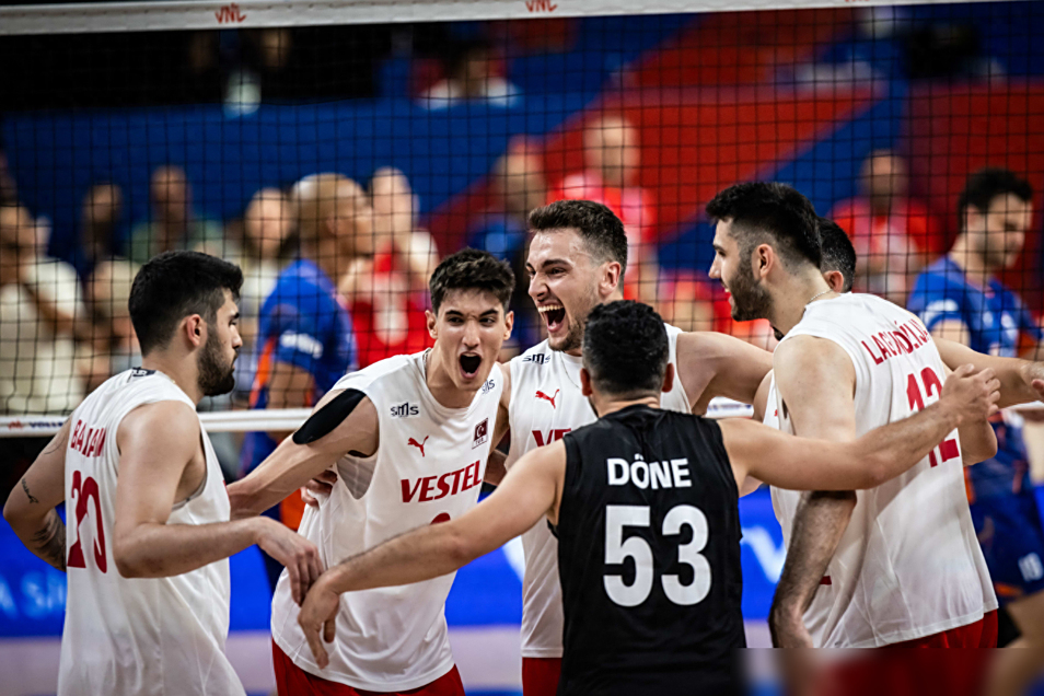 荷兰队战胜乌克兰,夺得三分关键 荷兰队战胜乌克兰,夺得三分关键